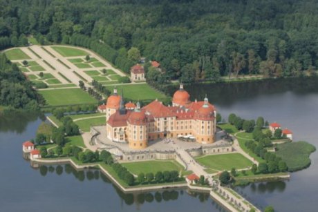 Cele mai frumoase castele pe apa din Europa