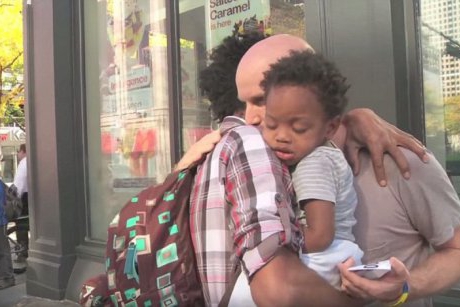 [Video incredibil]: Un tata si baietelul lui de 1 anisor au fost salvati din strada de un strain cu inima mare 