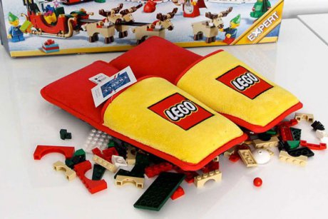 Anii de chin au luat sfarsit! LEGO produce, in sfarsit, papucii de casa anti-durere