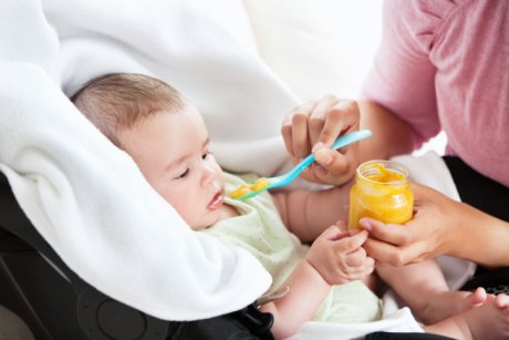 Diversificarea: Top 10 cele mai bune sfaturi de servire a mancarii bebelusului
