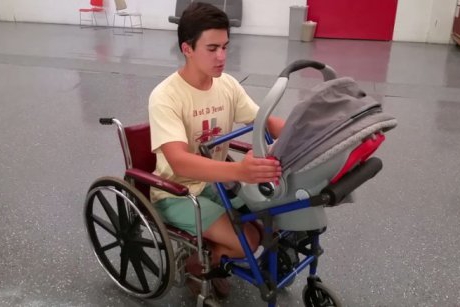 Inventia incredibila a unui elev de doar 16 ani le vine in ajutor mamicilor cu dizabilitati