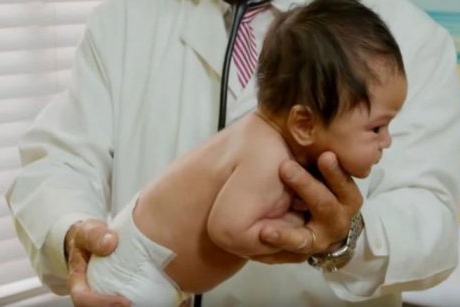 Video: Un medic explica cea mai simpla metoda prin care poti opri un bebelus din plans