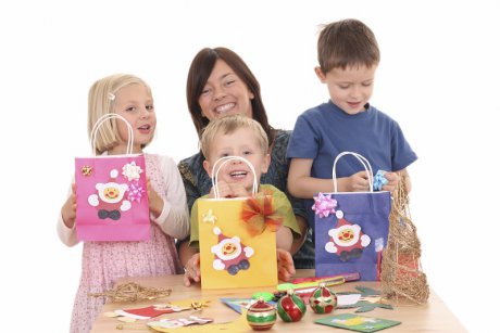 6 idei de ambalaje de cadouri pe care le poti face alaturi de copil