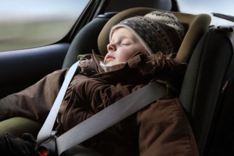 Hainele groase pun in pericol siguranta copilului in timpul calatoriei cu masina?