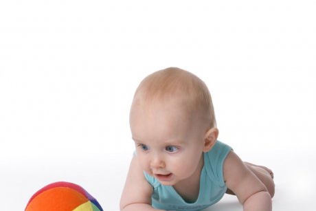 Jocuri si activitati pentru bebelusi cu o simpla minge