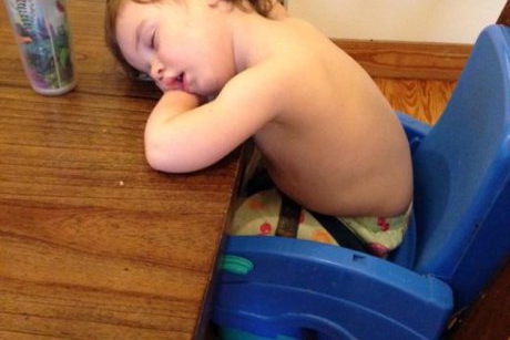Copiii si cele mai neobisnuite moduri si locuri in care adorm