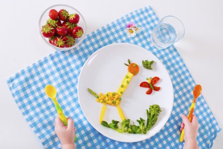 30 de idei de aranjare a legumelor si fructelor pe farfurie pentru copiii mofturosi