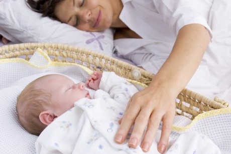 Prima lună a bebeluşului: Trucuri de supravieţuire de la proaspeţii părinţi