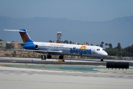 Şocant: pasagerii aplaudă în timp ce un copil este scos din avion pentru că are alergii