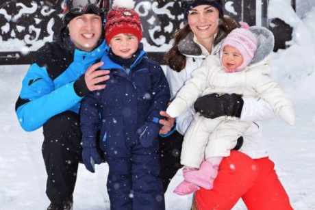 Fotografii oficiale cu prinţul William şi Kate alături de copiii în prima lor vacanţă