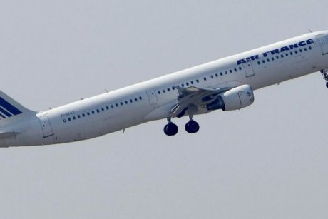 O femeie a fost descoperită ascunzand un copil în bagaj, în avion