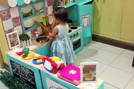 Cum a transformat o mamă niște cutii de carton în cea mai drăguță bucătărie pentru fetița ei
