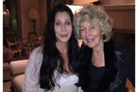 La 70 de ani Cher ne uimeşte cu un selfie alături de mama sa de 90 de ani, amândouă fără machiaj