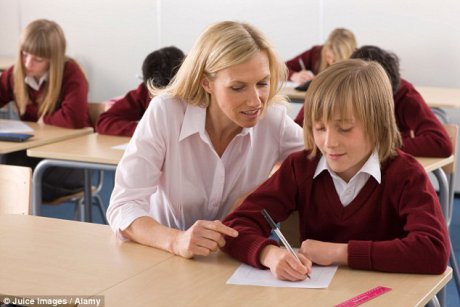 Directorii școlilor primare impun profesorilor să folosească cerneală roz pentru a corecta lucrările copiilor