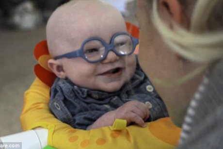 Momentul emoţionant când un bebeluş cu probleme de vedere îşi vede mama pentru prima oară