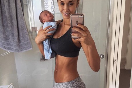 Mămică-model este desfiinţată de alte mame după ce postează un selfie cu bebeluşul ei!