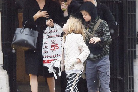 Adorabil! Angelina Jolie îşi petrece ziua cu fiicele ei în oraș