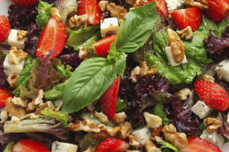 Salată de căpşuni cu gorgonzola