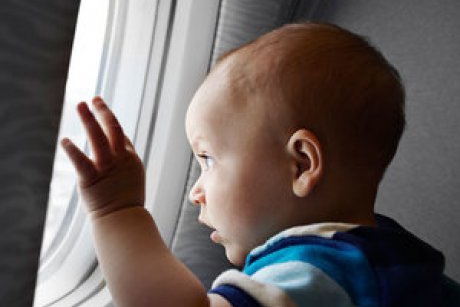Ideea genială a unei companii aeriene de a rezolva problema bebelușilor care plâng în avion