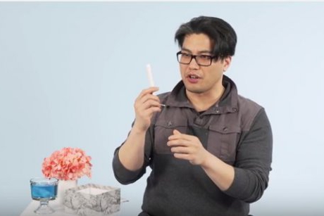 Video amuzant: ce se întâmplă când bărbații ating pentru prima dată un tampon intern?
