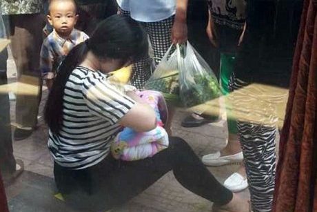 Momentul emoționant când o mamă alăptează un bebeluș abandonat pe stradă