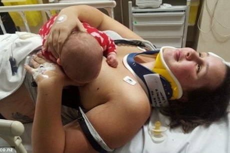O mamă refuză calmantele după un accident pentru a-și putea alăpta bebelușul