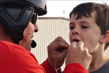 Un tată scoate dintele de lapte al copilului cu...elicopterul
