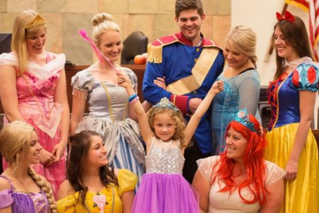 Procesul de adopție al unei fetițe de 5 ani s-a desfășurat într-o sală de judecată plină cu prințese Disney