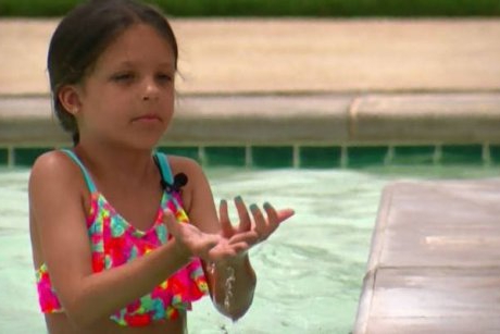 O fetiță de 8 ani a salvat un copil de 3 ani de la înec