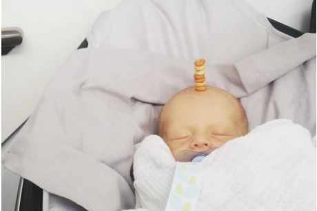 Concurs neoficial pentru tătici: câte cereale poți să așezi pe un bebeluș adormit?
