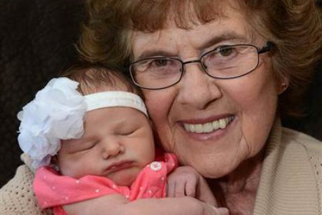 În ziua în care a împlinit 86 de ani o bunică își cunoaște al 86-lea nepot