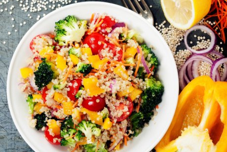 Salată cu quinoa şi broccoli