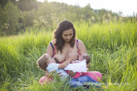 Cele mai sincere fotografii cu corpul unei mame alăptând, după naștere