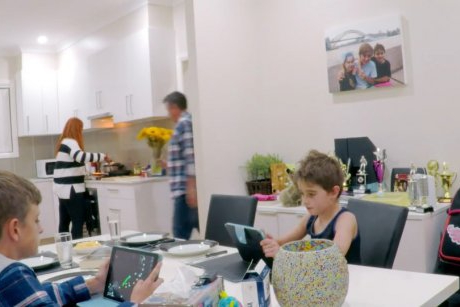 Video demonstrativ: copiii se joacă pe tablete la masă, nu observă că părinții au fost înlocuiți de niște străini