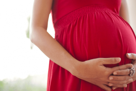 O femeie însărcinată obține un ordin judecătoresc care îl împiedică pe tatăl copilului să asiste la naștere