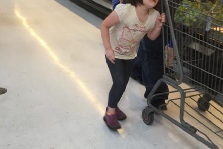 Un tată își pedepsește fetița agățându-i părul de cărucior în supermarket