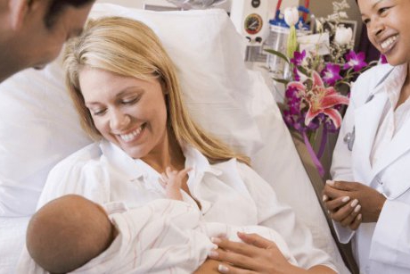 Un spital din SUA a impus o taxă de 40$ unor părinți care și-au ținut bebelușul în brațe după naștere