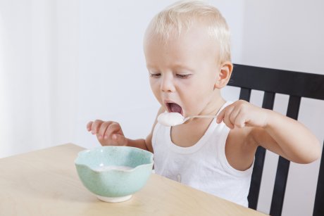 Cum înveți copilul să mănânce singur - metode eficiente de la specialist 