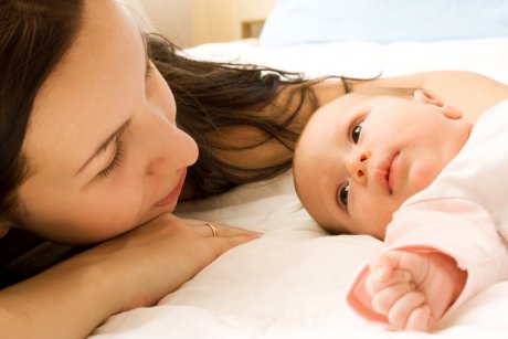 Copiii trebuie să doarmă în camera părinților până la vârsta de un an? Iată ce spun specialiștii!