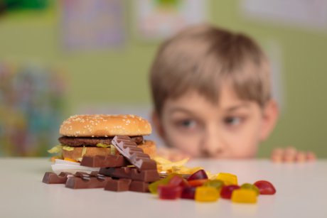 8 Alimente care duc la obezitate la copii