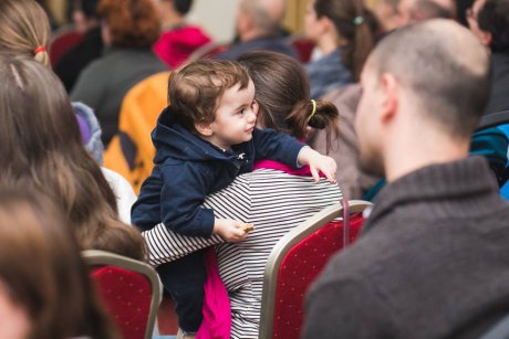 Peste 100 de părinți au participat la o discuție realistă despre vaccinuri și vaccinare