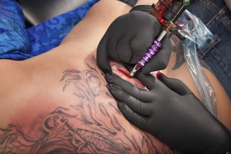 12 tatuaje minunate care au transformat cicatricea de cezariană în artă