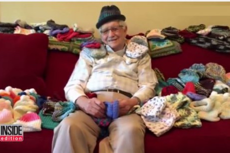 Bătrânelul de 86 de ani care tricotează căciulițe pentru bebeluși