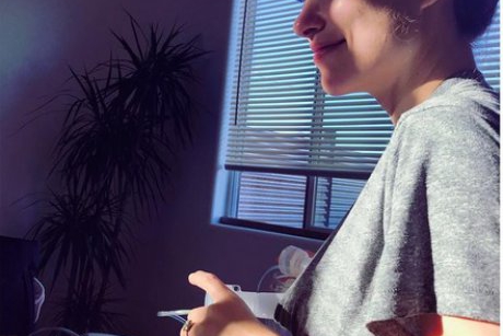 Olivia Wilde pe Instagram pompând lapte de sân în borcănașe