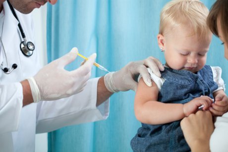 Noua lege a vaccinării: amenzi pentru părinți 