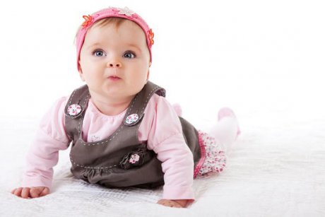 Accesorii vestimentare periculoase pentru un bebeluș