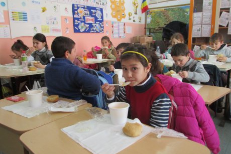 Lidl România donează 150.000 de euro pentru 50 000 de mese calde și after-school prin programul “Pâine și Mâine”