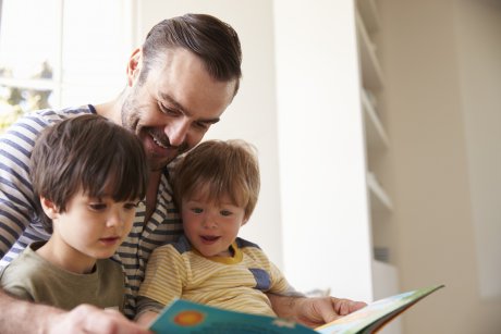 Tații care citesc povești copiilor sunt părinți mai buni, conform studiilor