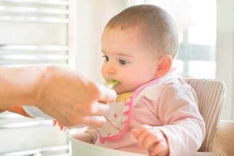 Greșeli în alimentația bebelușilor care le pun în pericol sănătatea 