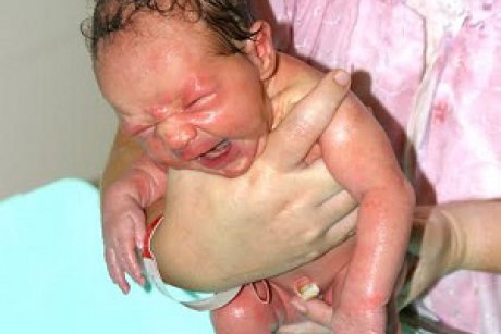 De ce ar trebui să amâni prima baie a bebelușului